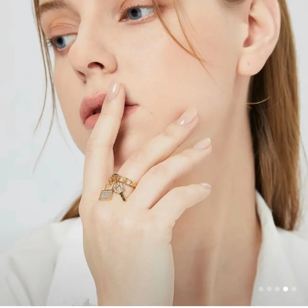 Unique chain key open‎ adjustable ring
